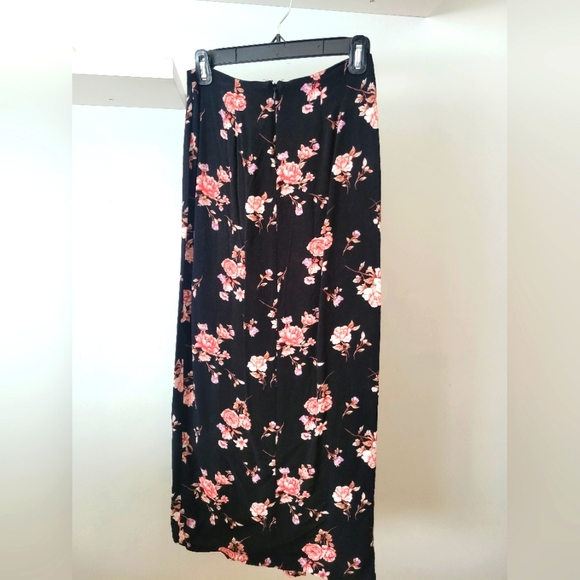 Forever21 Black Floral Skirt - Picture 4 of 4